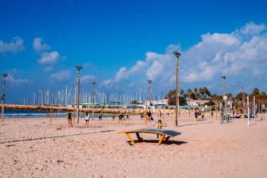 Tel Aviv, İsrail - 14 Aralık 2023 Plajları temizlikleriyle bilinir. İnsanlar sık sık sörf yapmak, yüzmek ve güneşlenmek için oraya giderler. İsrail 'de hava sıcaklığı her gün kumsala gitmenize izin veriyor..