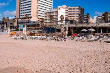 Tel Aviv, İsrail - 14 Aralık 2023 Plajları temizlikleriyle bilinir. İnsanlar sık sık sörf yapmak, yüzmek ve güneşlenmek için oraya giderler. İsrail 'de hava sıcaklığı her gün kumsala gitmenize izin veriyor..
