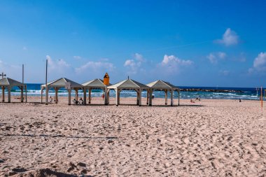 Tel Aviv, İsrail - 14 Aralık 2023 Plajları temizlikleriyle bilinir. İnsanlar sık sık sörf yapmak, yüzmek ve güneşlenmek için oraya giderler. İsrail 'de hava sıcaklığı her gün kumsala gitmenize izin veriyor..