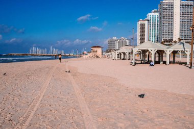 Tel Aviv, İsrail - 14 Aralık 2023 Plajları temizlikleriyle bilinir. İnsanlar sık sık sörf yapmak, yüzmek ve güneşlenmek için oraya giderler. İsrail 'de hava sıcaklığı her gün kumsala gitmenize izin veriyor..