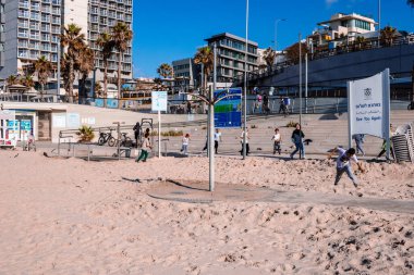 Tel Aviv, İsrail - 14 Aralık 2023 Plajları temizlikleriyle bilinir. İnsanlar sık sık sörf yapmak, yüzmek ve güneşlenmek için oraya giderler. İsrail 'de hava sıcaklığı her gün kumsala gitmenize izin veriyor..