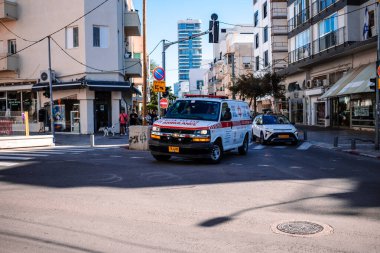 Tel Aviv, İsrail - 15 Aralık 2023 İsrail ambulansı Tel Aviv sokaklarında ilerliyor.