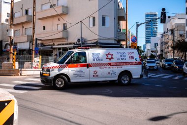 Tel Aviv, İsrail - 15 Aralık 2023 İsrail ambulansı Tel Aviv sokaklarında ilerliyor.