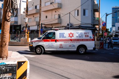 Tel Aviv, İsrail - 15 Aralık 2023 İsrail ambulansı Tel Aviv sokaklarında ilerliyor.