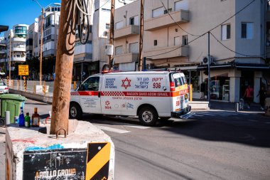 Tel Aviv, İsrail - 15 Aralık 2023 İsrail ambulansı Tel Aviv sokaklarında ilerliyor.