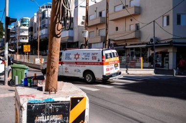 Tel Aviv, İsrail - 15 Aralık 2023 İsrail ambulansı Tel Aviv sokaklarında ilerliyor.