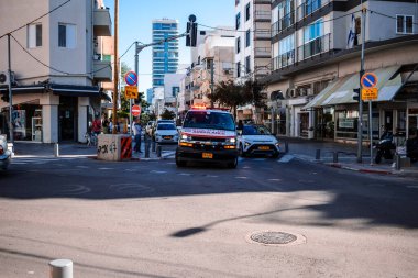Tel Aviv, İsrail - 15 Aralık 2023 İsrail ambulansı Tel Aviv sokaklarında ilerliyor.