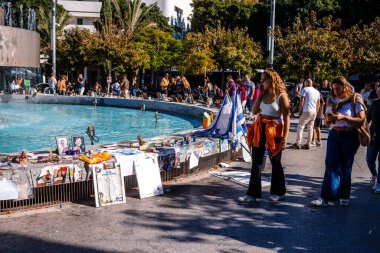 Tel Aviv, İsrail - 15 Aralık 2023. İnsanlar ibadet etmeye gelir. Dizengoff Meydanı Anıtı 'nda 7 Ekim 2023' te Hamas tarafından kaçırılan rehinelerin yüzlerinin posterleri sergileniyor..