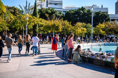 Tel Aviv, İsrail - 15 Aralık 2023. İnsanlar ibadet etmeye gelir. Dizengoff Meydanı Anıtı 'nda 7 Ekim 2023' te Hamas tarafından kaçırılan rehinelerin yüzlerinin posterleri sergileniyor..