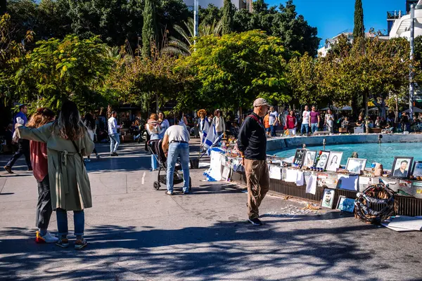 Tel Aviv, İsrail - 15 Aralık 2023. İnsanlar ibadet etmeye gelir. Dizengoff Meydanı Anıtı 'nda 7 Ekim 2023' te Hamas tarafından kaçırılan rehinelerin yüzlerinin posterleri sergileniyor..