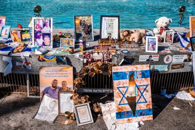 Tel Aviv, İsrail - 15 Aralık 2023. Dizengoff Meydanı Anıtı 'nda 7 Ekim 2023' te Hamas 'ın kaçırdığı rehinelerin yüzlerinin ve afişleri sergileniyor..
