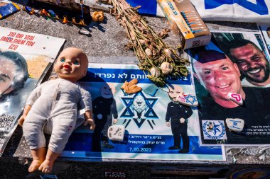 Tel Aviv, İsrail - 15 Aralık 2023. Dizengoff Meydanı Anıtı 'nda 7 Ekim 2023' te Hamas 'ın kaçırdığı rehinelerin yüzlerinin ve afişleri sergileniyor..
