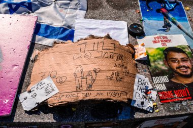 Tel Aviv, İsrail - 15 Aralık 2023. Dizengoff Meydanı Anıtı 'nda 7 Ekim 2023' te Hamas 'ın kaçırdığı rehinelerin yüzlerinin ve afişleri sergileniyor..