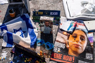 Tel Aviv, İsrail - 15 Aralık 2023. Dizengoff Meydanı Anıtı 'nda 7 Ekim 2023' te Hamas 'ın kaçırdığı rehinelerin yüzlerinin ve afişleri sergileniyor..