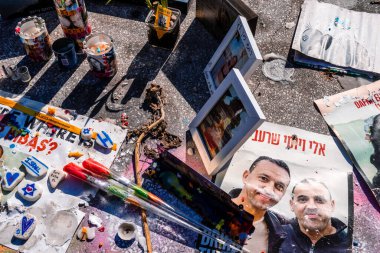 Tel Aviv, İsrail - 15 Aralık 2023. Dizengoff Meydanı Anıtı 'nda 7 Ekim 2023' te Hamas 'ın kaçırdığı rehinelerin yüzlerinin ve afişleri sergileniyor..