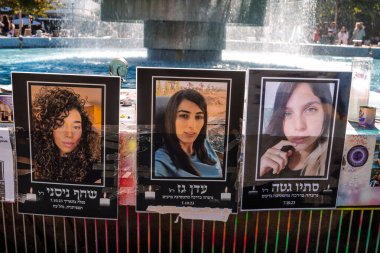 Tel Aviv, İsrail - 15 Aralık 2023. Dizengoff Meydanı Anıtı 'nda 7 Ekim 2023' te Hamas 'ın kaçırdığı rehinelerin yüzlerinin ve afişleri sergileniyor..