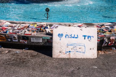 Tel Aviv, İsrail - 15 Aralık 2023. Dizengoff Meydanı Anıtı 'nda 7 Ekim 2023' te Hamas 'ın kaçırdığı rehinelerin yüzlerinin ve afişleri sergileniyor..