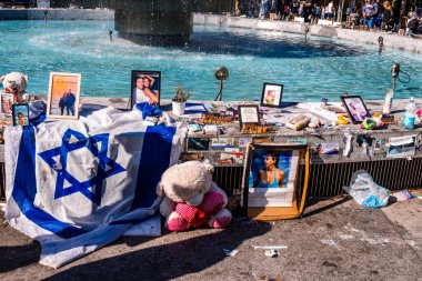 Tel Aviv, İsrail - 15 Aralık 2023. Dizengoff Meydanı Anıtı 'nda 7 Ekim 2023' te Hamas 'ın kaçırdığı rehinelerin yüzlerinin ve afişleri sergileniyor..