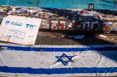 Tel Aviv, İsrail - 15 Aralık 2023. Dizengoff Meydanı Anıtı 'nda 7 Ekim 2023' te Hamas 'ın kaçırdığı rehinelerin yüzlerinin ve afişleri sergileniyor..