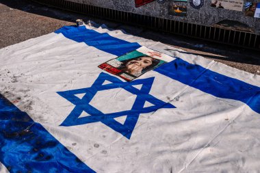 Tel Aviv, İsrail - 15 Aralık 2023. Dizengoff Meydanı Anıtı 'nda 7 Ekim 2023' te Hamas 'ın kaçırdığı rehinelerin yüzlerinin ve afişleri sergileniyor..