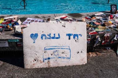 Tel Aviv, İsrail - 15 Aralık 2023. Dizengoff Meydanı Anıtı 'nda 7 Ekim 2023' te Hamas 'ın kaçırdığı rehinelerin yüzlerinin ve afişleri sergileniyor..