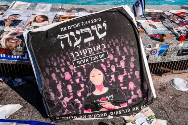 Tel Aviv, İsrail - 15 Aralık 2023. Dizengoff Meydanı Anıtı 'nda 7 Ekim 2023' te Hamas 'ın kaçırdığı rehinelerin yüzlerinin ve afişleri sergileniyor..
