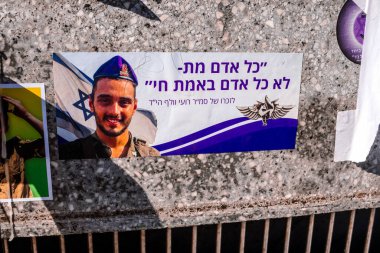 Tel Aviv, İsrail - 15 Aralık 2023. Dizengoff Meydanı Anıtı 'nda 7 Ekim 2023' te Hamas 'ın kaçırdığı rehinelerin yüzlerinin ve afişleri sergileniyor..