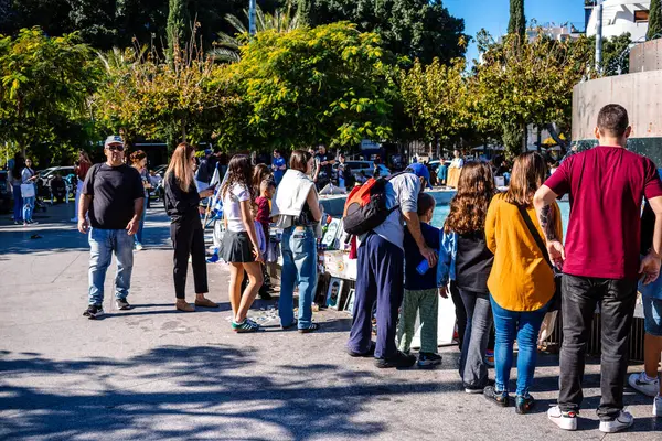 Tel Aviv, İsrail - 15 Aralık 2023. İnsanlar ibadet etmeye gelir. Dizengoff Meydanı Anıtı 'nda 7 Ekim 2023' te Hamas tarafından kaçırılan rehinelerin yüzlerinin posterleri sergileniyor..