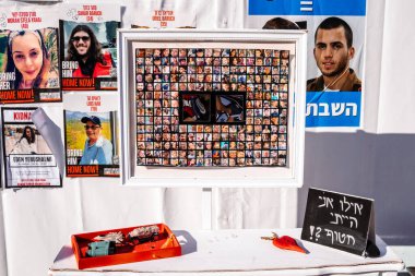 Tel Aviv, İsrail - 16 Aralık 2023 Tel Aviv Sanat Müzesi 'nde, bugün rehine Meydanı olarak bilinen yerde, insanlar 7 Ekim katliamını sahneledi ve temsil etmek istediler.