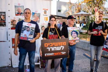 Tel Aviv, İsrail - 16 Aralık 2023 Rehine fotoğrafları ve şu anda rehine Meydanı olarak bilinen Tel Aviv Sanat Müzesi önünde yürüyüş devam ediyor..