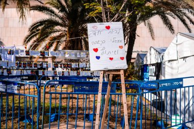 Tel Aviv, İsrail - 16 Aralık 2023 Tel Aviv Sanat Müzesi 'nde, bugün rehine Meydanı olarak bilinen yerde, insanlar 7 Ekim katliamını sahneledi ve temsil etmek istediler.
