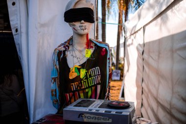 Tel Aviv, İsrail - 16 Aralık 2023 Tel Aviv Sanat Müzesi 'nde, bugün rehine Meydanı olarak bilinen yerde, insanlar 7 Ekim katliamını sahneledi ve temsil etmek istediler.
