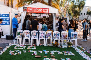 Tel Aviv, İsrail - 16 Aralık 2023 Tel Aviv Sanat Müzesi 'nde, bugün rehine Meydanı olarak bilinen yerde, insanlar 7 Ekim katliamını sahneledi ve temsil etmek istediler.