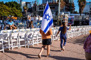 Tel Aviv, İsrail - 16 Aralık 2023 Rehine fotoğrafları ve şu anda rehine Meydanı olarak bilinen Tel Aviv Sanat Müzesi önünde yürüyüş devam ediyor..
