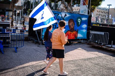 Tel Aviv, İsrail - 16 Aralık 2023 Rehine fotoğrafları ve şu anda rehine Meydanı olarak bilinen Tel Aviv Sanat Müzesi önünde yürüyüş devam ediyor..