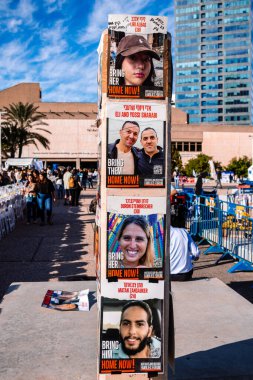 Tel Aviv, İsrail - 16 Aralık 2023 Tel Aviv Sanat Müzesi 'nde, bugün rehine Meydanı olarak bilinen yerde, insanlar 7 Ekim katliamını sahneledi ve temsil etmek istediler.