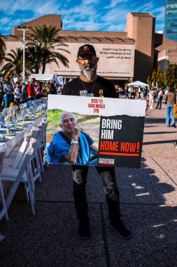 Tel Aviv, İsrail - 16 Aralık 2023 Rehine fotoğrafları ve şu anda rehine Meydanı olarak bilinen Tel Aviv Sanat Müzesi önünde yürüyüş devam ediyor..