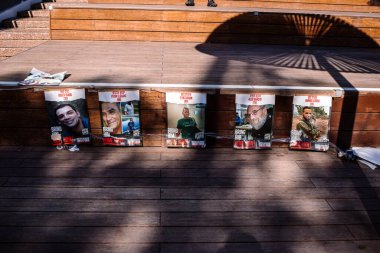 Tel Aviv, İsrail - 16 Aralık 2023 Hamas 'ın 7 Ekim 2023' teki terör saldırısı sırasında kaçırdığı rehinelerin yüzlerinin afişleri Tel Aviv sokaklarında sergileniyor..