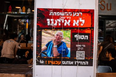 Tel Aviv, İsrail - 16 Aralık 2023 Hamas 'ın 7 Ekim 2023' teki terör saldırısı sırasında kaçırdığı rehinelerin yüzlerinin afişleri Tel Aviv sokaklarında sergileniyor..