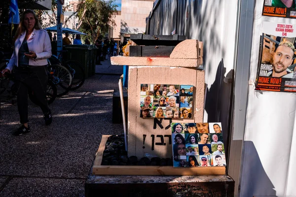 Tel Aviv, İsrail - 16 Aralık 2023 Tel Aviv Sanat Müzesi 'nde, bugün rehine Meydanı olarak bilinen yerde, insanlar 7 Ekim katliamını sahneledi ve temsil etmek istediler.