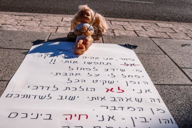 Tel Aviv, İsrail - 16 Aralık 2023 Hamas tarafından rehin tutulan veya öldürülen çocukları temsil eden bebekler, Tel Aviv Sanat Müzesi 'nin önünde bugün Rehine Meydanı olarak bilinen yerde sergilendi.,