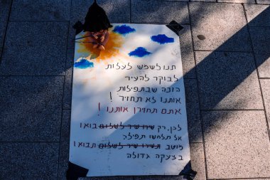 Tel Aviv, İsrail - 16 Aralık 2023 Hamas tarafından rehin tutulan veya öldürülen çocukları temsil eden bebekler, Tel Aviv Sanat Müzesi 'nin önünde bugün Rehine Meydanı olarak bilinen yerde sergilendi.,