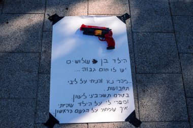 Tel Aviv, İsrail - 16 Aralık 2023 Hamas tarafından rehin tutulan veya öldürülen çocukları temsil eden bebekler, Tel Aviv Sanat Müzesi 'nin önünde bugün Rehine Meydanı olarak bilinen yerde sergilendi.,