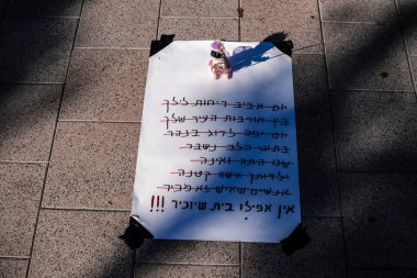 Tel Aviv, İsrail - 16 Aralık 2023 Hamas tarafından rehin tutulan veya öldürülen çocukları temsil eden bebekler, Tel Aviv Sanat Müzesi 'nin önünde bugün Rehine Meydanı olarak bilinen yerde sergilendi.,