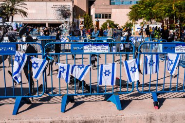 Tel Aviv, İsrail - 16 Aralık 2023 Tel Aviv Sanat Müzesi 'nde, bugün rehine Meydanı olarak bilinen yerde, insanlar 7 Ekim katliamını sahneledi ve temsil etmek istediler.