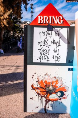 Tel Aviv, İsrail - 16 Aralık 2023 Tel Aviv Sanat Müzesi 'nde, bugün rehine Meydanı olarak bilinen yerde, insanlar 7 Ekim katliamını sahneledi ve temsil etmek istediler.