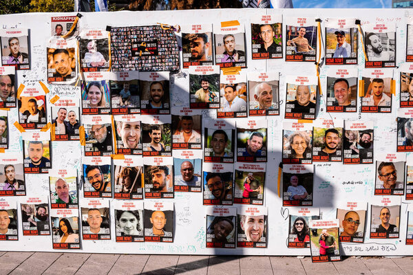 Тель-Авив, Израиль - 16 декабря 2023 года В Тель-Авивском художественном музее, на площади заложников, люди устроили и хотели представить резню 7 октября