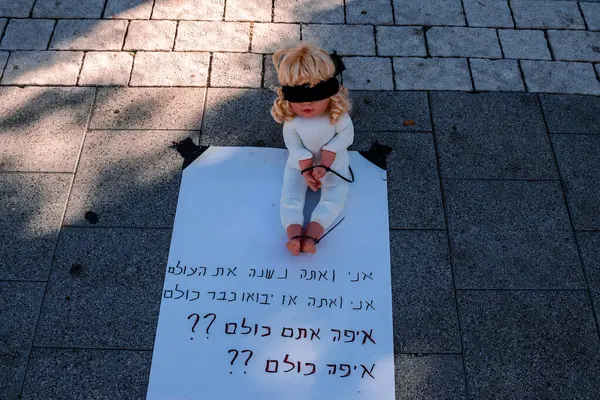 Tel Aviv Israel Diciembre 2023 Muñecas Que Representan Niños Secuestrados Imagen De Stock