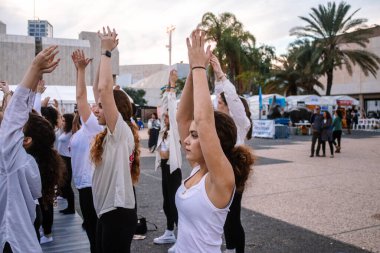 Tel Aviv, İsrail - 17 Aralık 2023 Bir dans okulundan öğrenciler Tel Aviv Modern Sanatlar Müzesi 'nin karşısındaki Rehine Meydanı' nda toplandı.