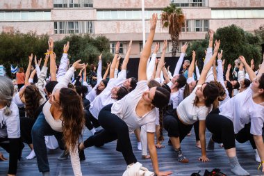 Tel Aviv, İsrail - 17 Aralık 2023 Bir dans okulundan öğrenciler Tel Aviv Modern Sanatlar Müzesi 'nin karşısındaki Rehine Meydanı' nda toplandı.